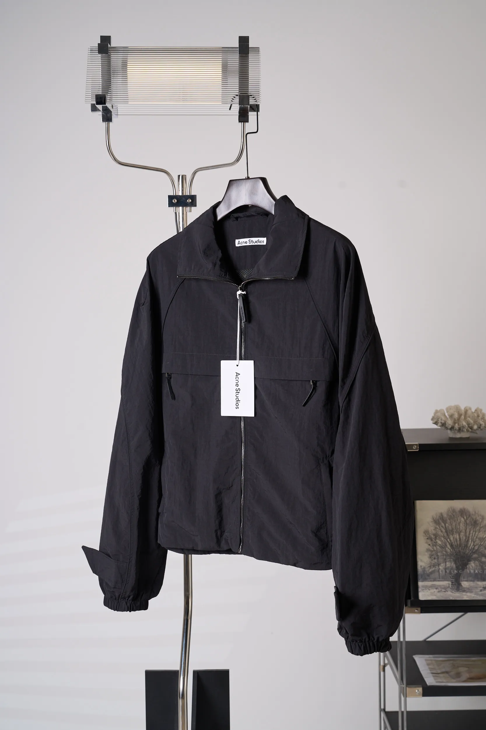 [Real auction] Acne Studios lapel short jacket [In Stock] 32 34 36 The fabric is made of 100% nylon (nylon/polyamide fiber) 75D high-density wrinkled nylon. The fabric has been permanently pressed and shaped by high temperature, and washed with high-pressure wrinkles at the factory to form its own irregular texture, permanently retaining the wrinkled texture, which will not disappear after washing. Matte matte coating removes the plastic glossy surface of nylon itself to create a low-key matte paper feel. Three-proof micro-coating, weak waterproof, anti-fouling, anti-static treatment, not easy to get dust. The interior is made of full-width mesh Breathable nylon lining, which reduces the stickiness of the nylon fabric to the body, improves air circulation, prevents sweating from sticking to the skin, and the zipper does not rub against the skin. The version adopts the raglan split topstitching process, and the front and rear panels are divided diagonally to expose even stitching. The three-dimensional dropped shoulders are loose and the fit is increased to increase the margin of movement. The back neckline is three-dimensional and high-density computer embroidered, and the embroidery lines are dense and not prickly. Customized all-metal matte nylon zipper, Genuine Leather embossed brand letters on the zipper leather tab, zipper tape with same color nylon fit to the body, double-locked reinforcement on both sides of the zipper to prevent pulling and tearing.